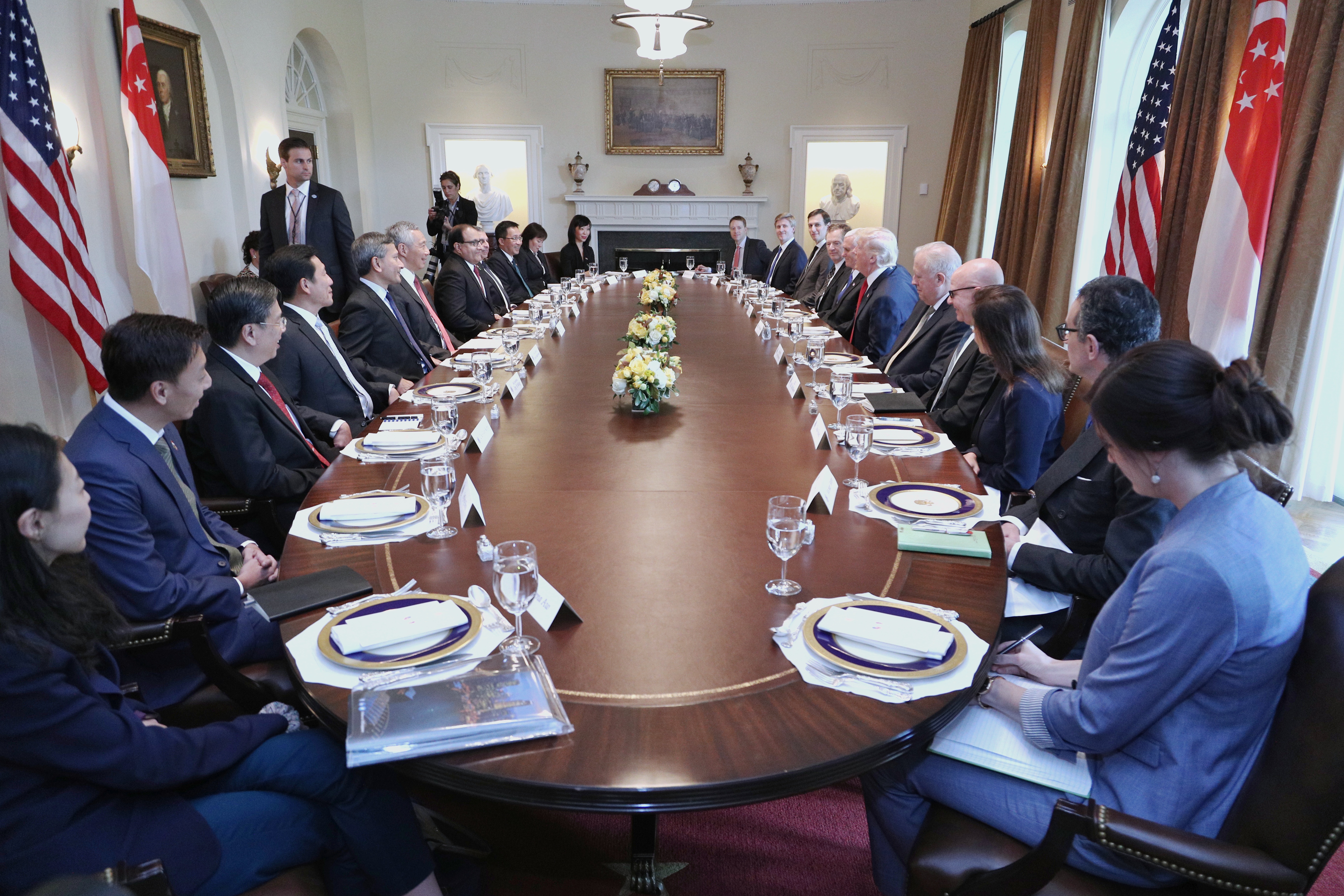 PM Lee Hsien Loong at bilateral working lunch with Cabinet Secretaries and key White House officials on 23 Oct 2017 (MCI Photo by Kenji Soon)