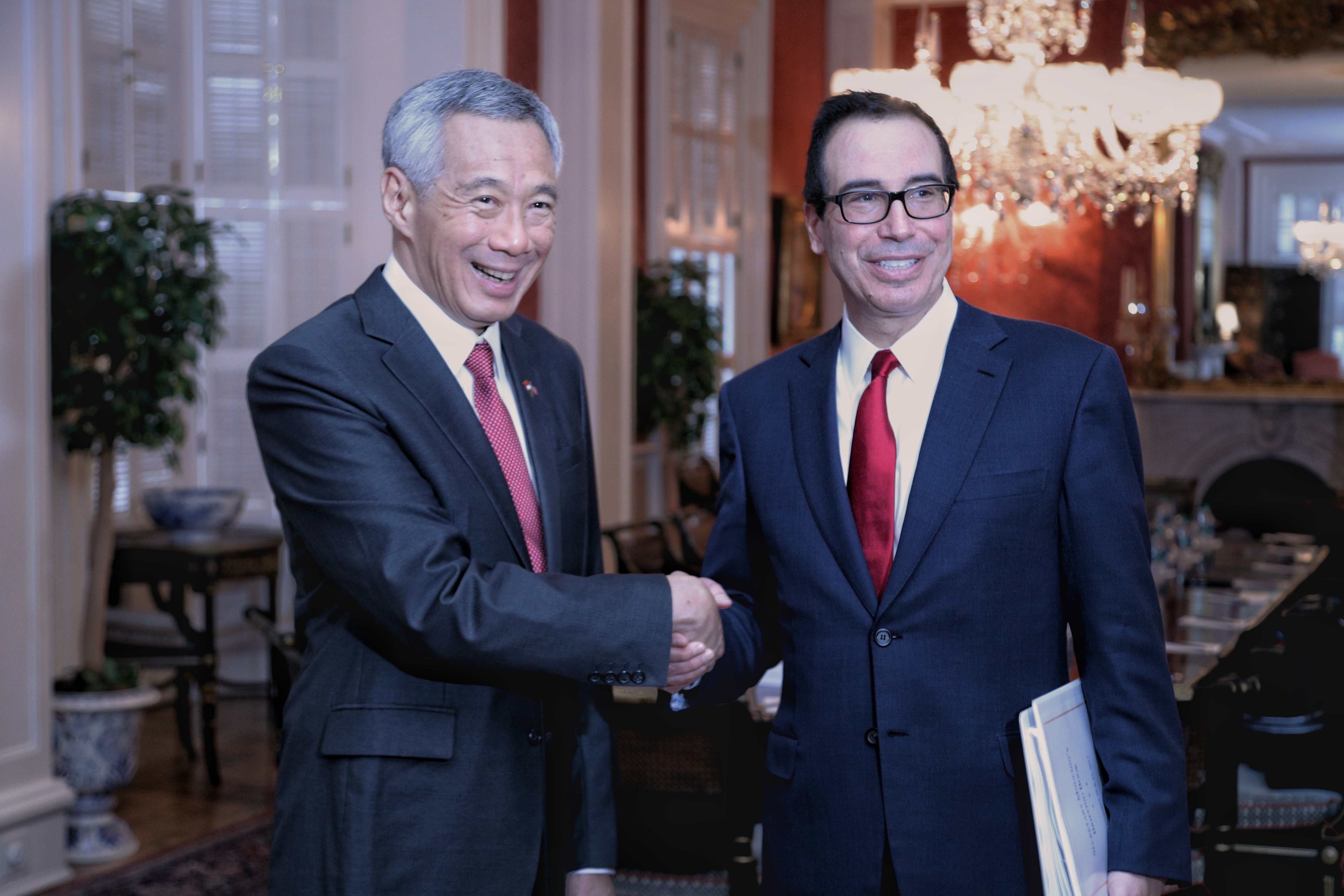 PM Lee Hsien Loong meeting with Secretary of the Treasury Steve Mnuchin on 23 Oct 2017 (MCI Photo by Kenji Soon)