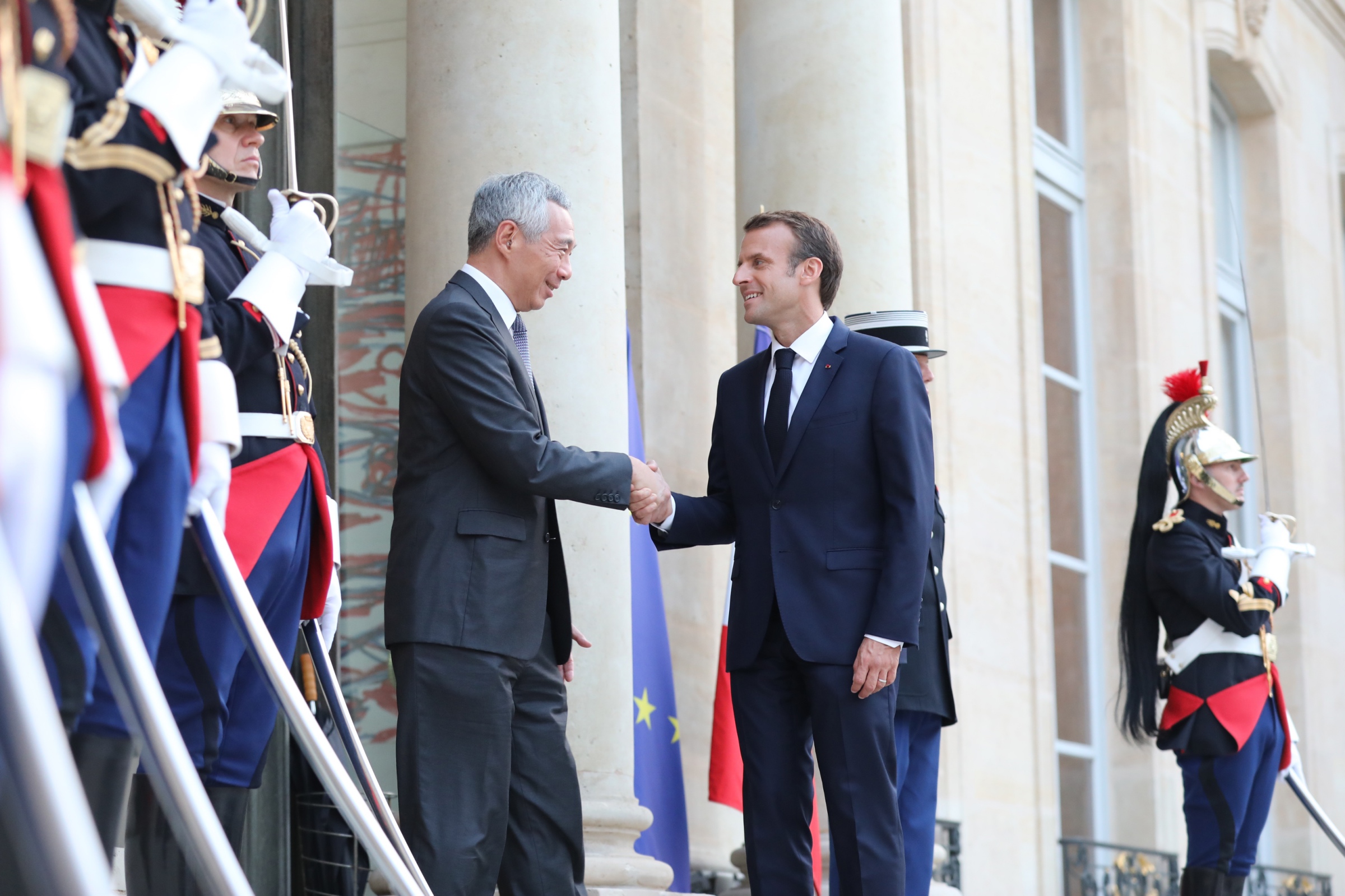PM Lee Hsien Loong meeting French President Emmanuel Macron on 13 Jul 2018 (MCI Photo by Fyrol)