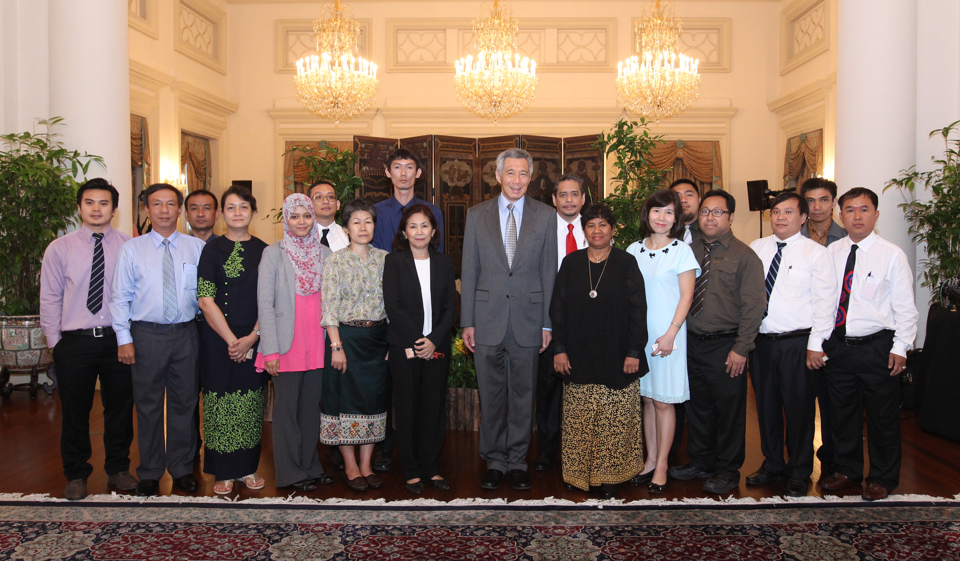 PM Lee's interview with participants of the 7th ASEAN Journalists Visit Programme at the Istana on 4 Jun 2015 (MCI Photo by Chwee)