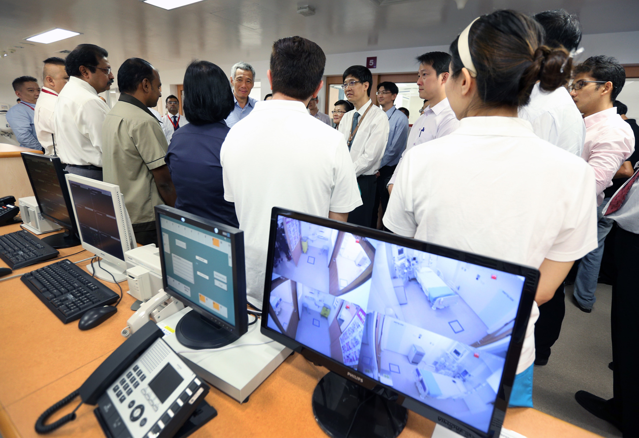 Prime Minister Lee Hsien Loong's briefing on MERS-CoV preparedness at Tan Tock Seng Hospital on 11 June 2015. (MCI Photo by Terence Tan)