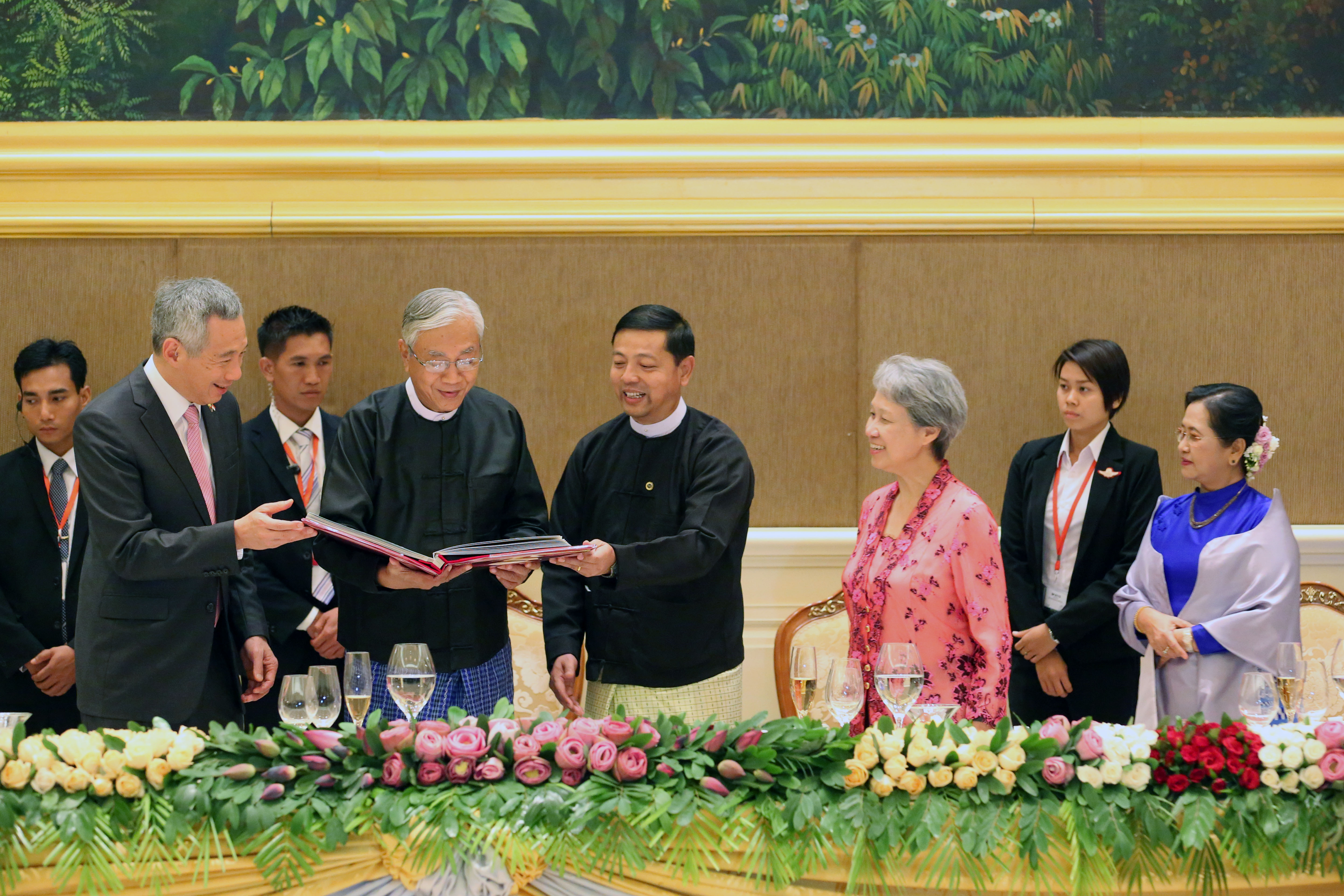 PM Lee Hsien Loong at the official dinner hosted by Myanmar President U Htin Kyaw on 7 June 2016 (MCI Photo by Chwee)