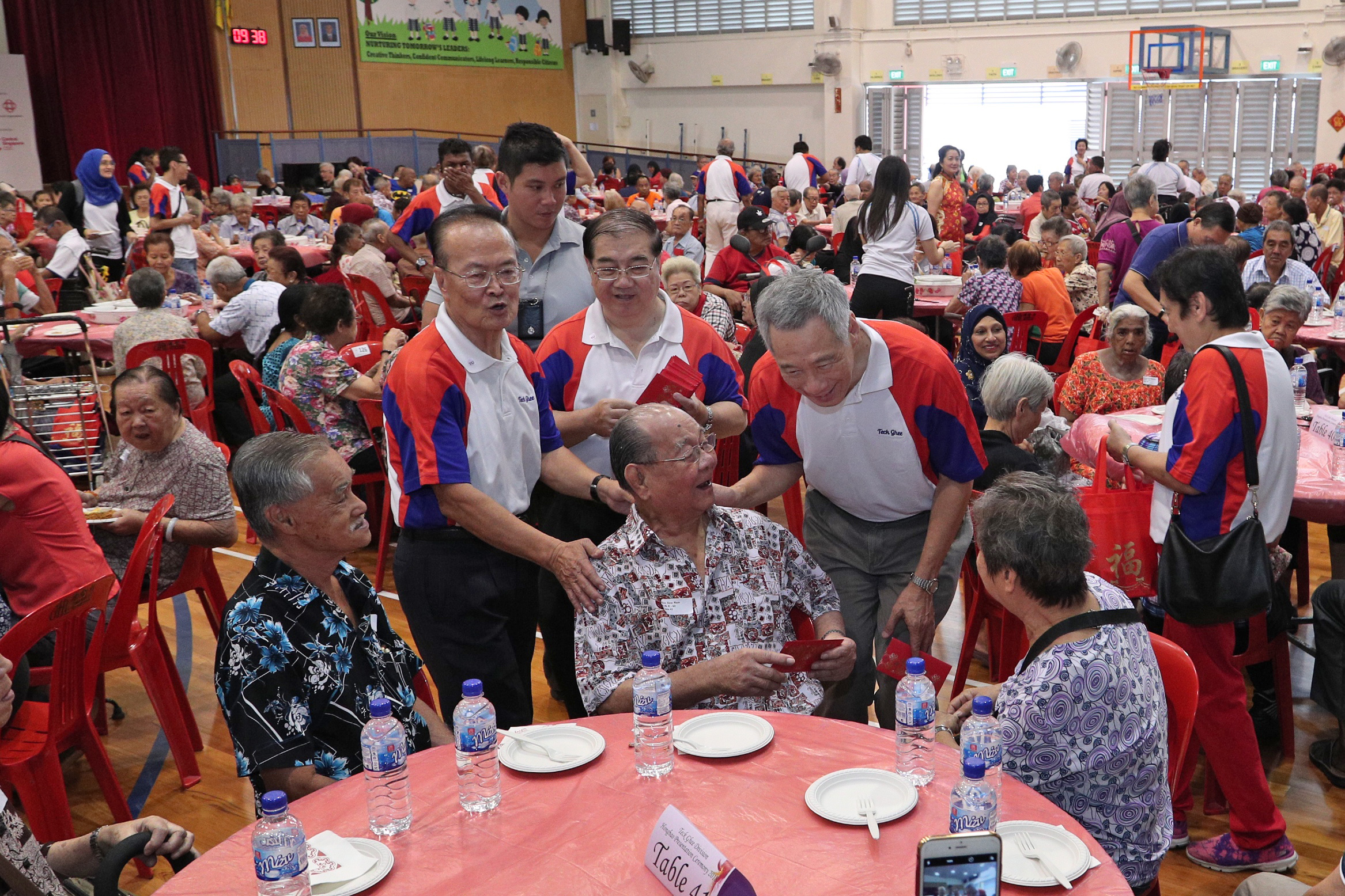 PM Lee handing out hongbaos to Teck Ghee residents. (MCI Photo by Kenji Soon)
