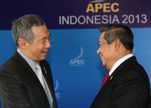 PM20Lee20gets20a20welcome20from20Indonesian20President20SBY20at20the20ABAC20plenary20session20on207t