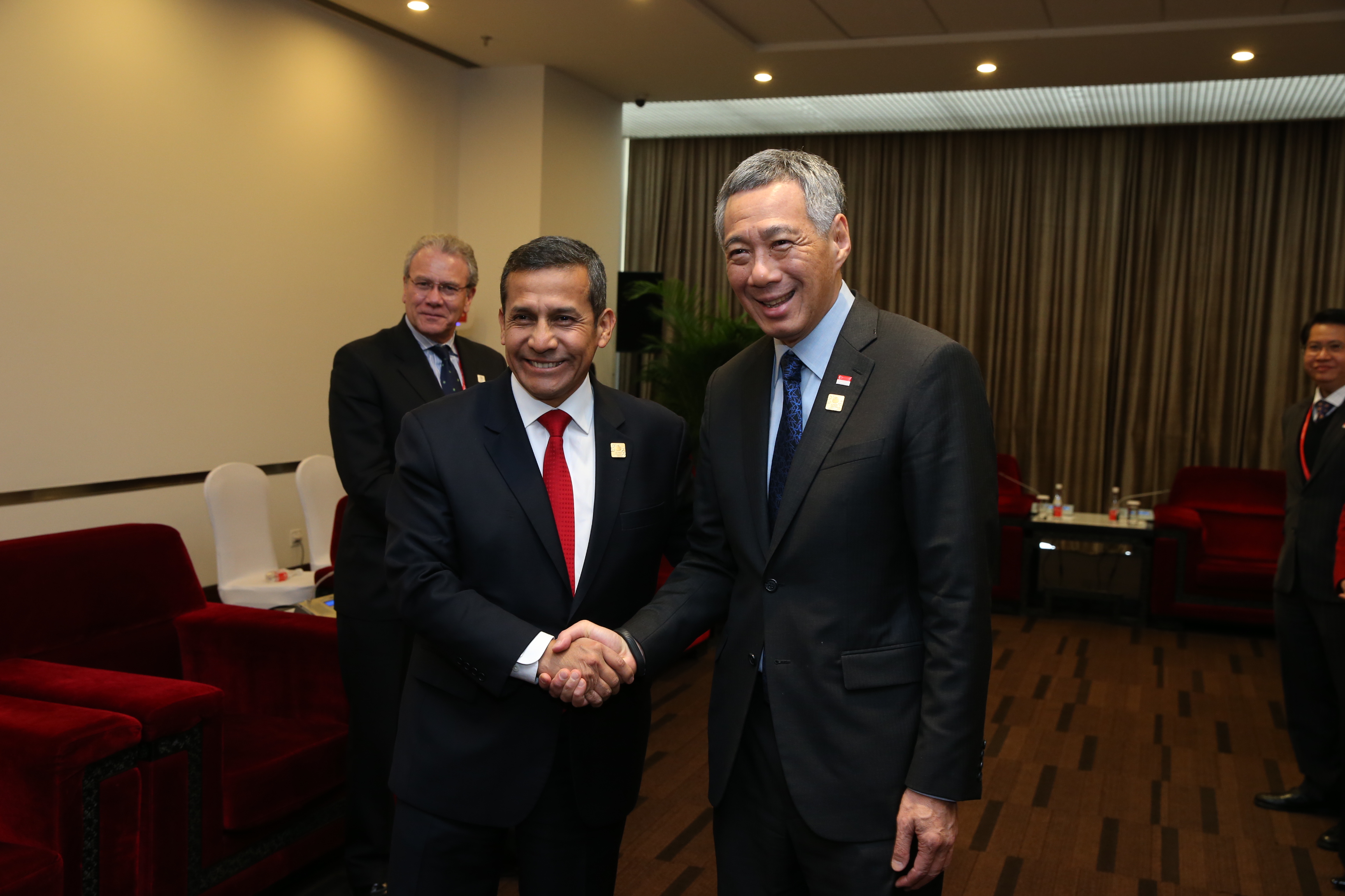 Prime Minister Lee Hsien Loong meeting Peruvian President Ollanta Humala at the 22nd Asia-Pacific Economic Cooperation (APEC) Economic Leaders’ Meeting from 10 to 11 Nov 2014 in Beijing, China (MCI Photo by LH Goh) 