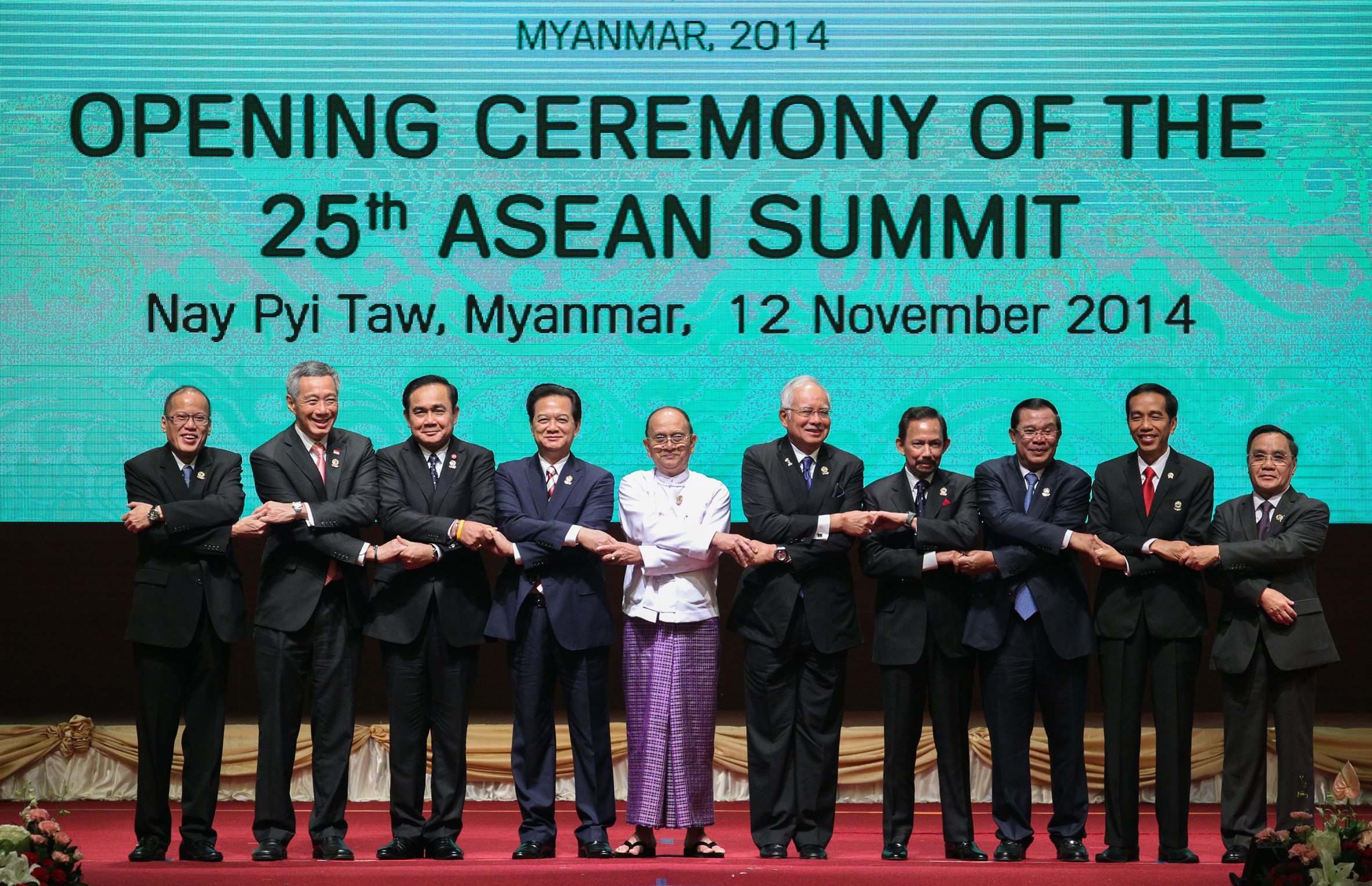 Prime Minister Lee Hsien Loong at the 25th ASEAN Summit in Nay Pyi Taw, Myanmar from 12 to 13 Nov 2014 (Zaobao Photos © Singapore Press Holdings Limited)