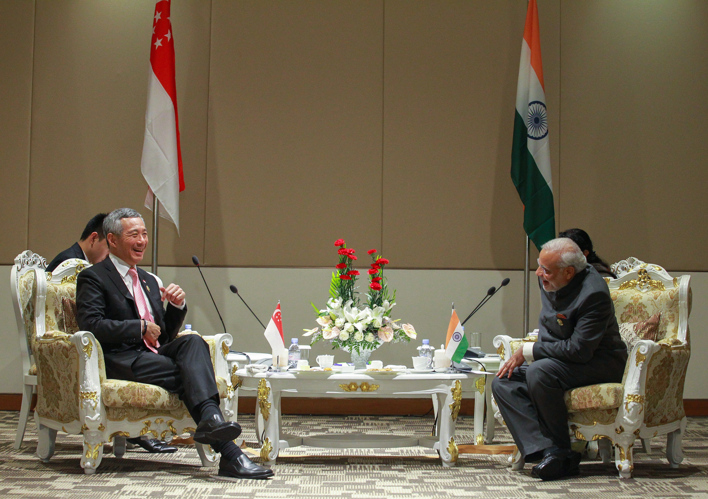 Prime Minister Lee Hsien Loong meeting Indian Prime Minister Narendra Modi at the 25th ASEAN Summit in Nay Pyi Taw, Myanmar from 12 to 13 Nov 2014 (Zaobao Photos © Singapore Press Holdings Limited)