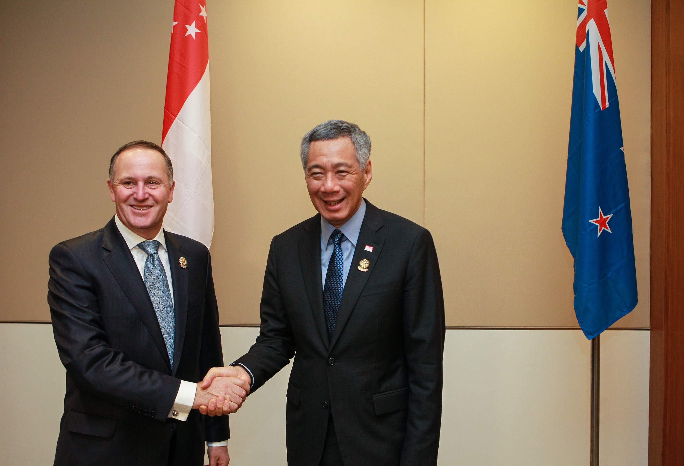 Prime Minister Lee Hsien Loong meeting NZ Prime Minister John Key at the 25th ASEAN Summit in Nay Pyi Taw, Myanmar from 12 to 13 Nov 2014 (Zaobao Photos © Singapore Press Holdings Limited)