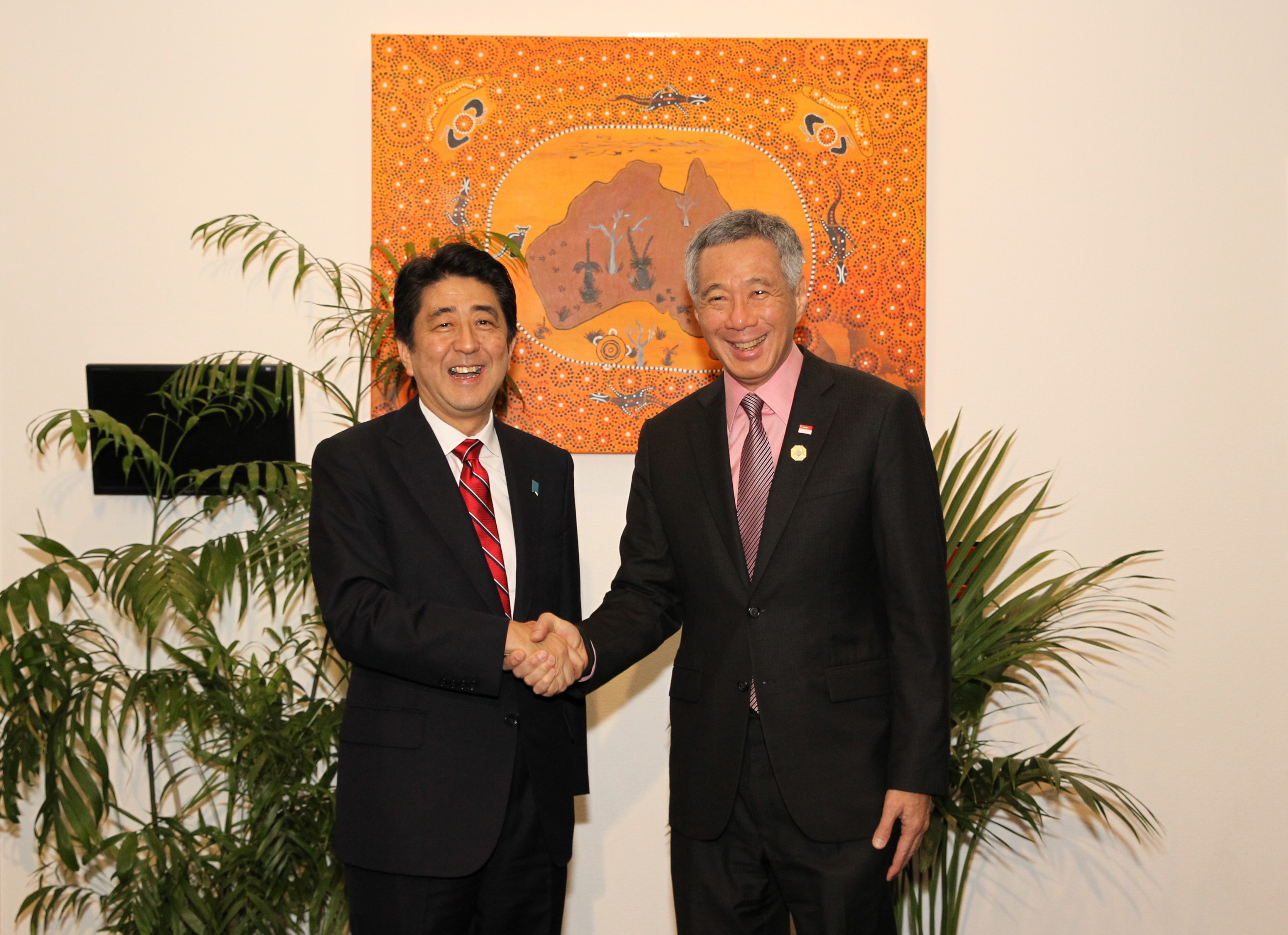 Prime Minister Lee Hsien Loong meeting Japanese Prime Minister Shinzo Abe at the G20 Summit on 15 to 16 November in Brisbane, Australia (MCI Photo by Chwee)