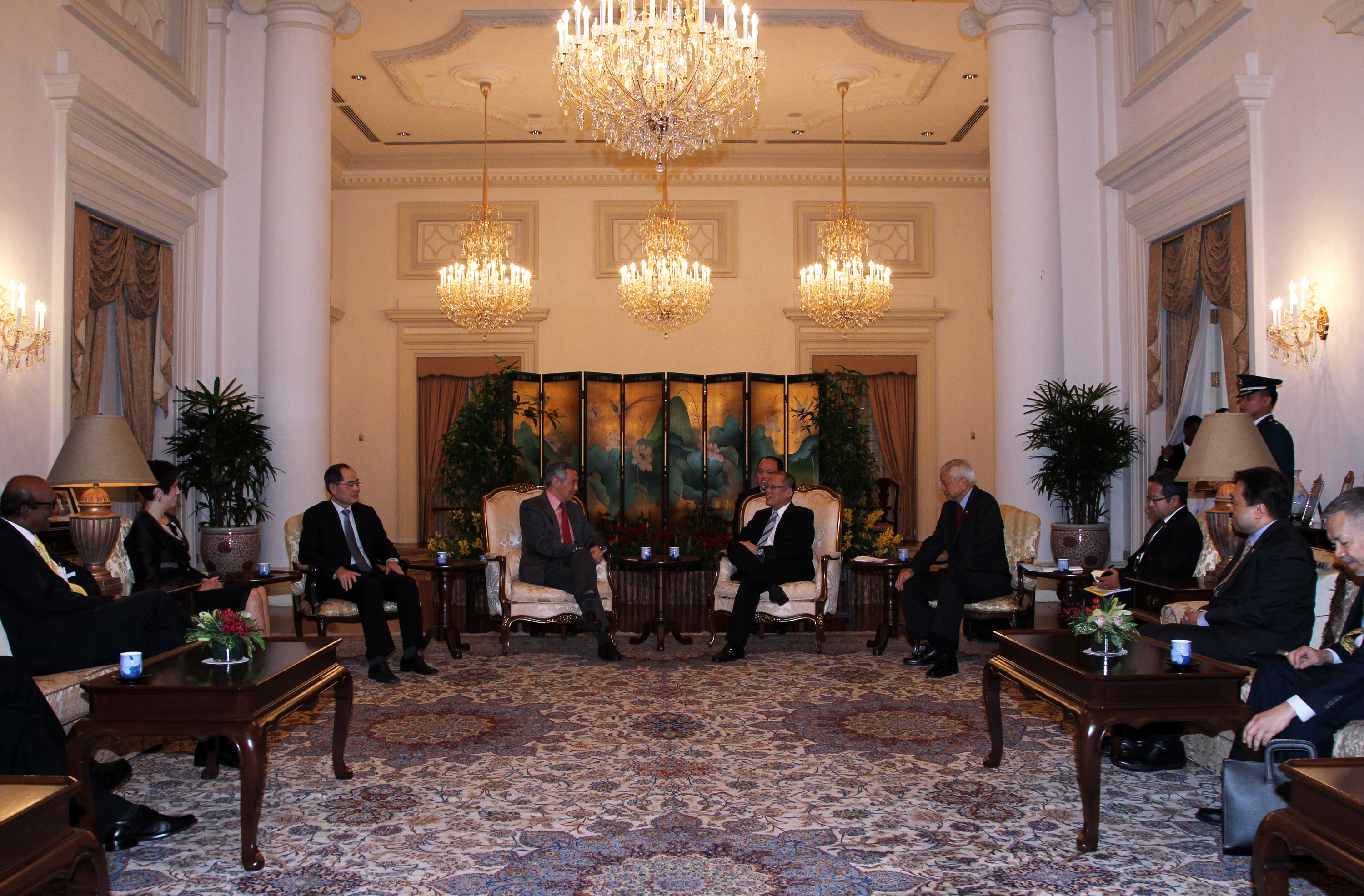 Call by Philippine President Benigno S. Aquino III on Prime Minister Lee Hsien Loong at the Istana on 18 Nov 2014 (MCI Photo by Chwee)