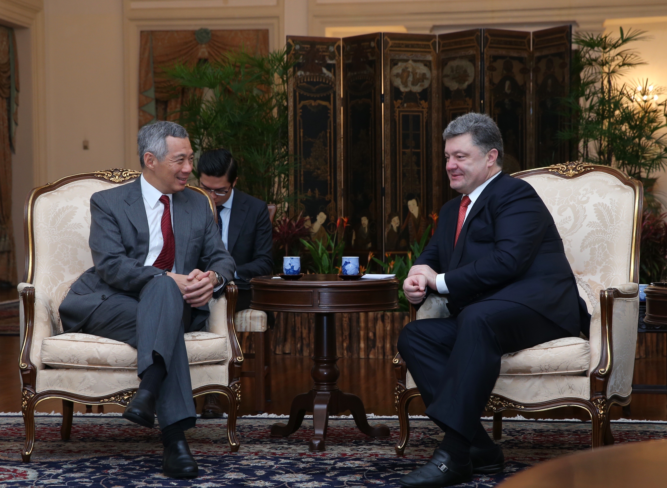 President of Ukraine Petro Poroshenko called on Prime Minister Lee Hsien Loong at the Istana on 9 Dec 2014 (PMO Photo by Alex Qiu)