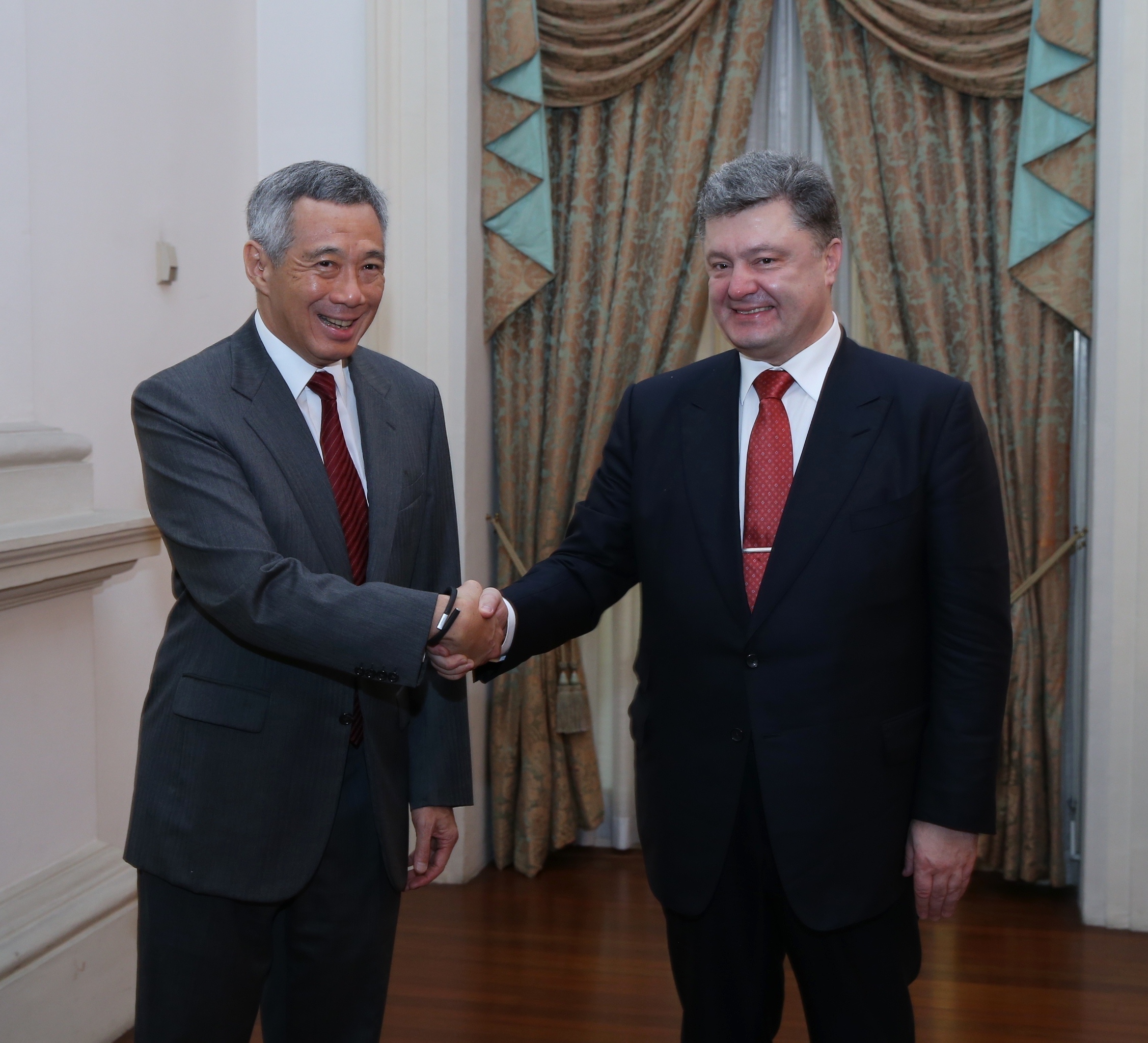 President of Ukraine Petro Poroshenko called on Prime Minister Lee Hsien Loong at the Istana on 9 Dec 2014 (PMO Photo by Alex Qiu)