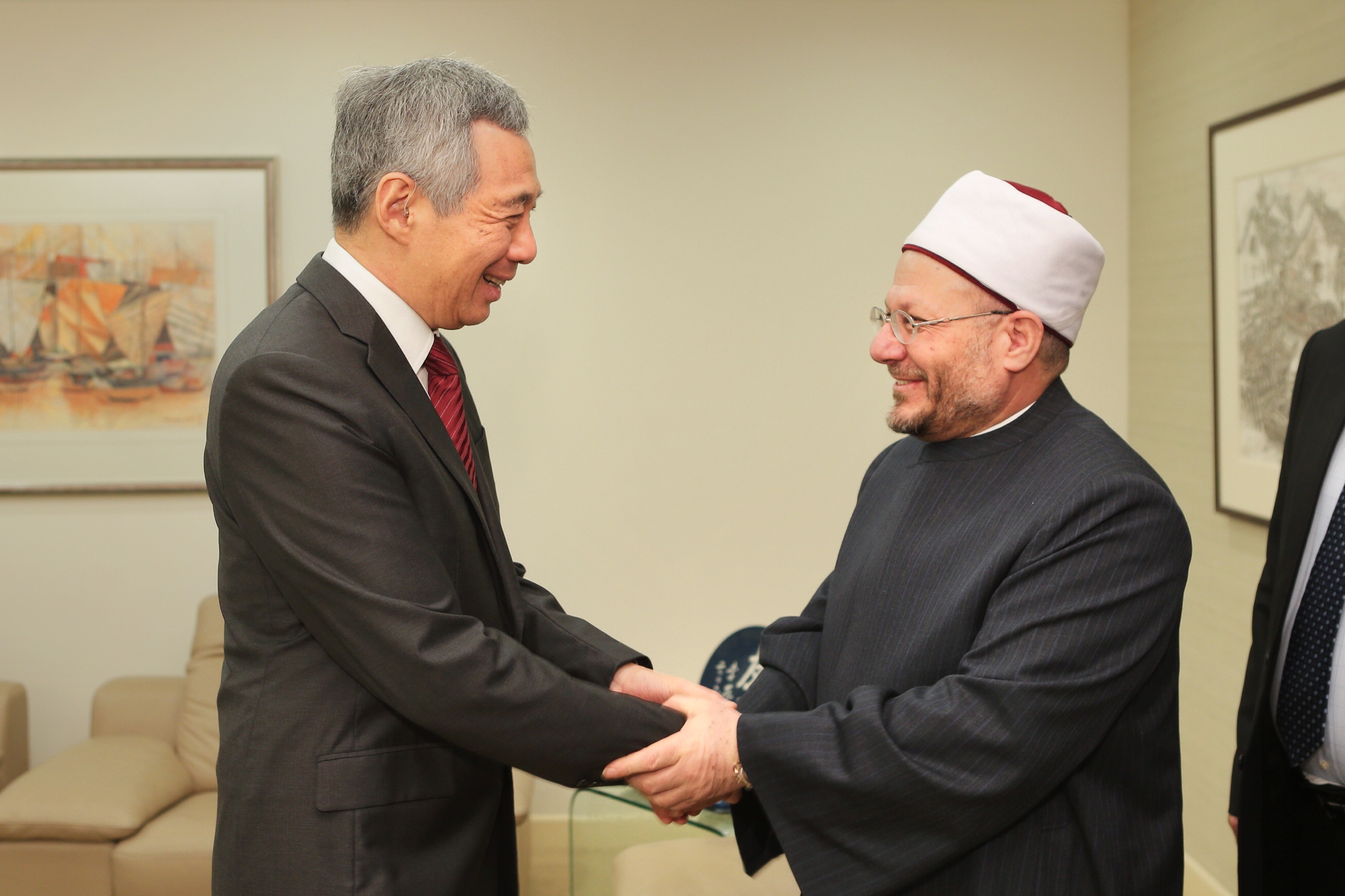 Grand Mufti of Egypt Sheikh Dr Shawki Allam called on Prime Minister Lee Hsien Loong at the Istana on 26 Jan 2015 (MCI Photo by Terence Tan)