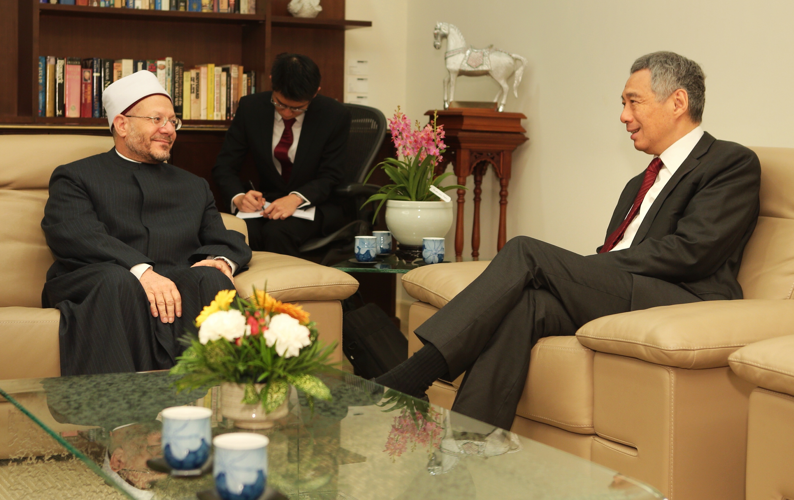 Grand Mufti of Egypt Sheikh Dr Shawki Allam called on Prime Minister Lee Hsien Loong at the Istana on 26 Jan 2015 (MCI Photo by Terence Tan)