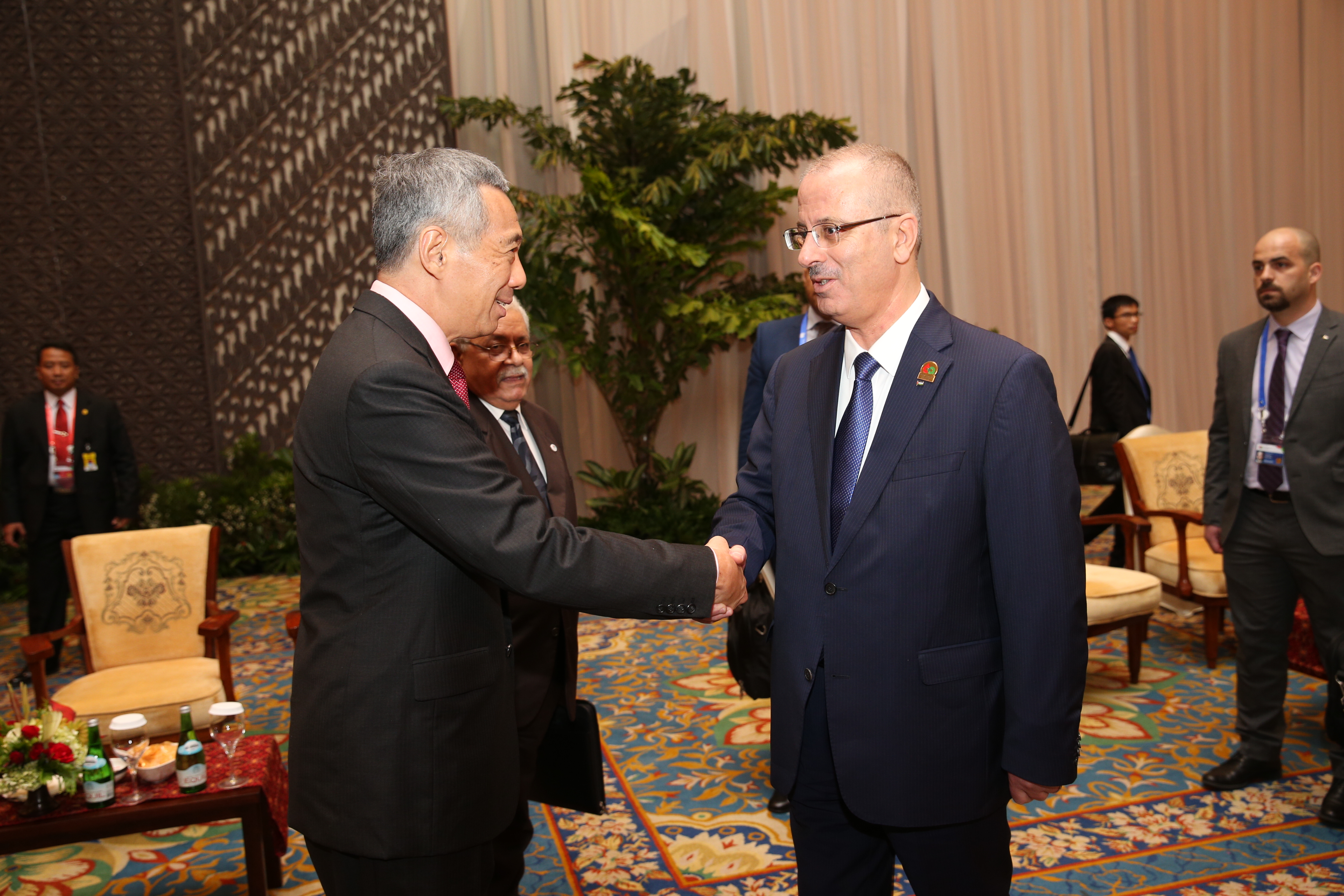 Prime Minister Lee Hsien Loong meeting Palestine Prime Minister Rami Hamdallah at the sidelines of the 2nd Asian-African Summit - Apr 2015 (MCI Photo by Terence Tan)