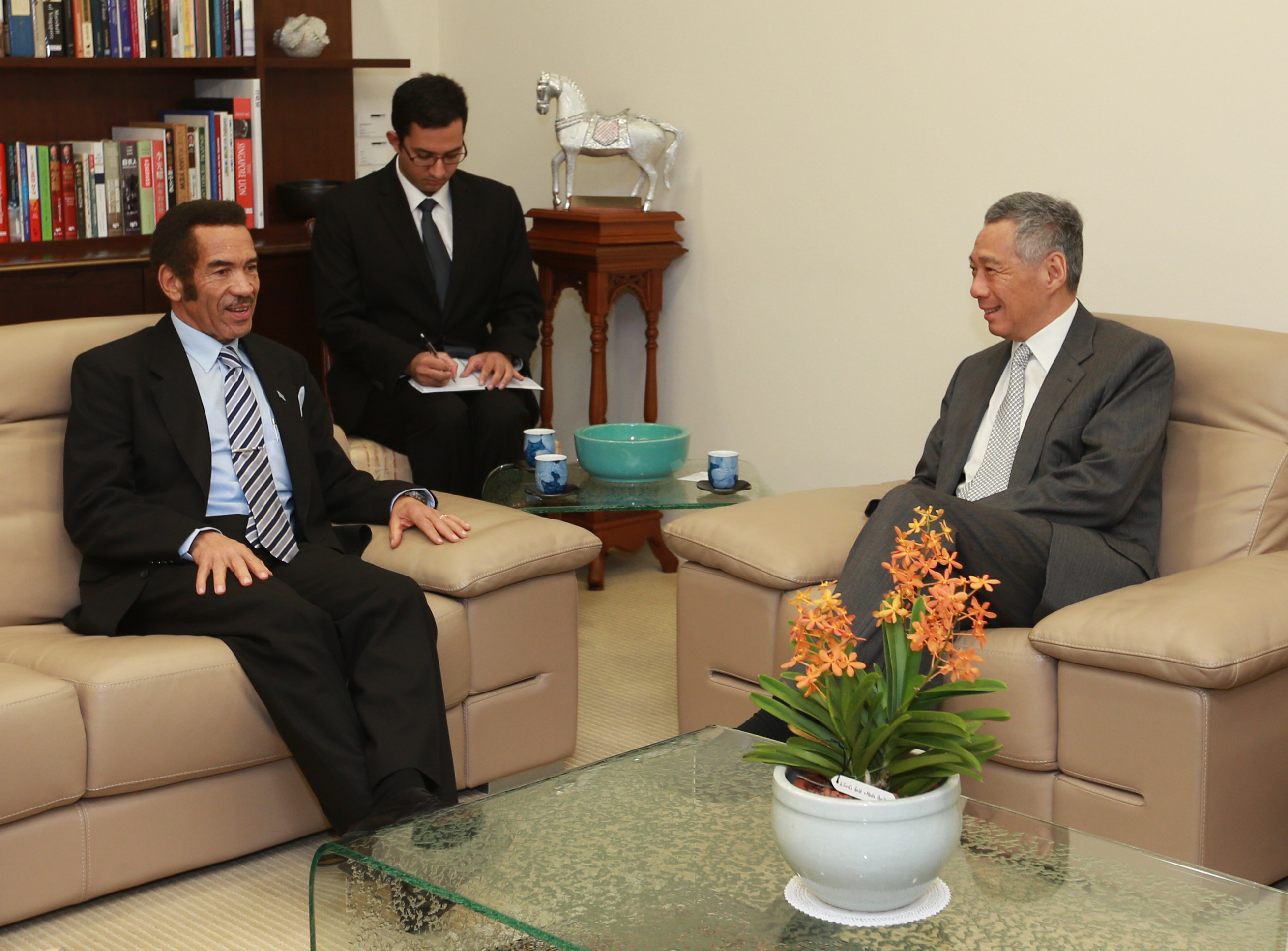 PM Lee Hsien Loong meeting with Botswana President Ian Khama on 24 Oct 2014 (MCI Photo by Terence Tan)