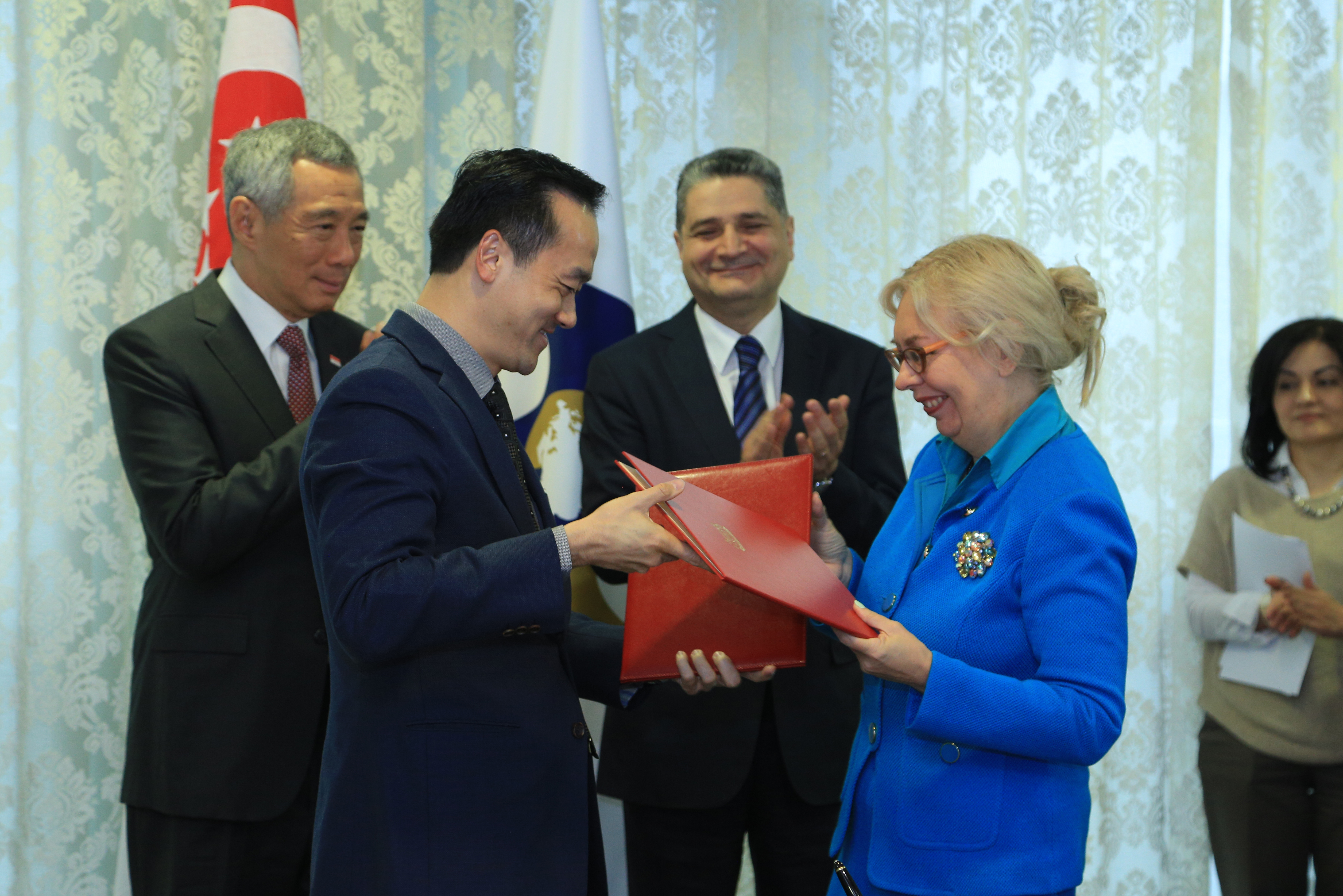 PM Lee Hsien Loong and Chairman of the Eurasian Economic Commission Tigran Sargsy witnessed the signing of an MOU in Moscow on 18 May 2016 (MCI Photo by Kenji Soon)