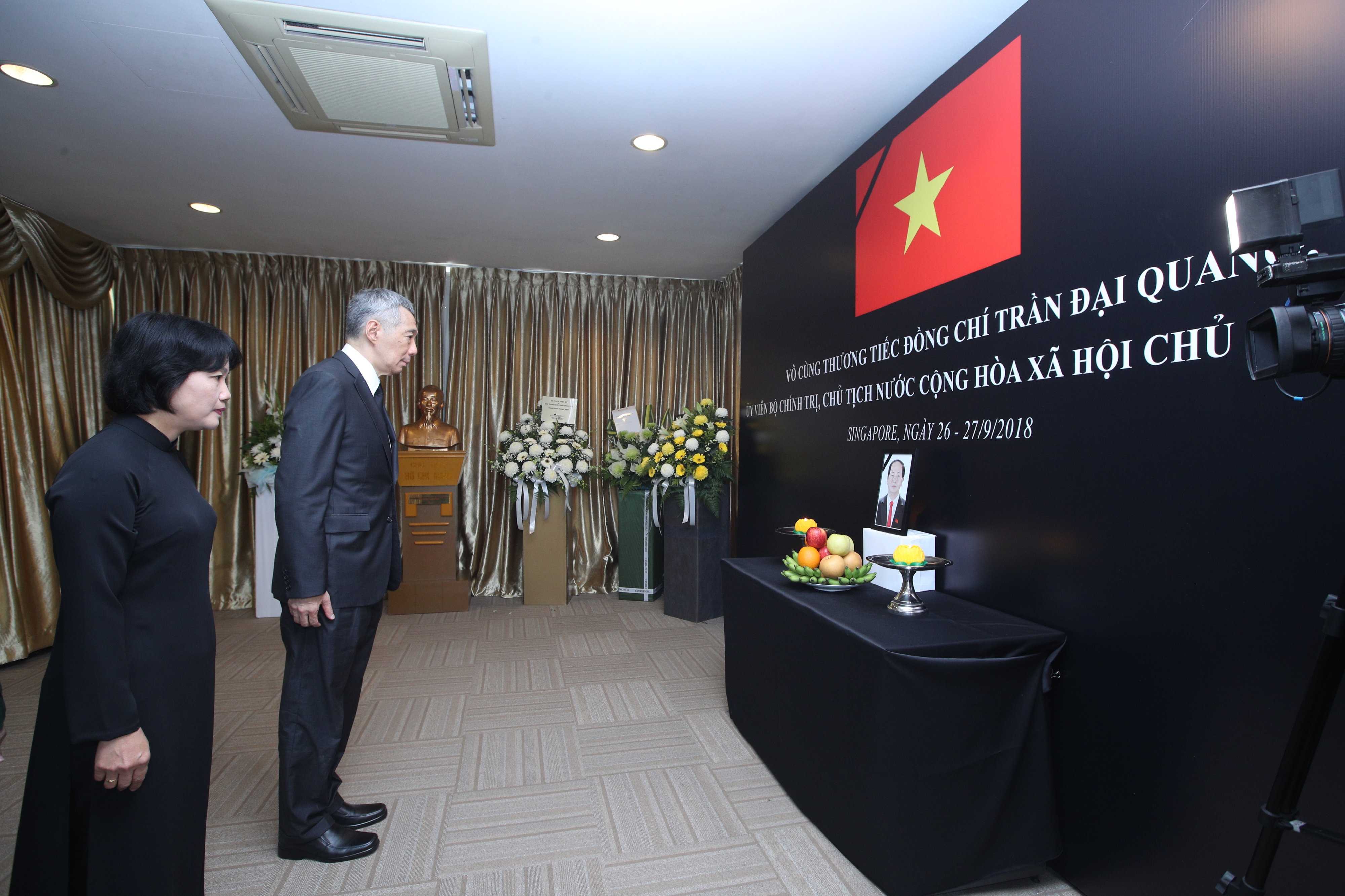 PM Lee Hsien Loong offering condolences for Vietnam President Tran Dai Quang at the Vietnam Embassy on 26 Sep 2018.