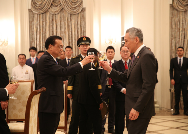 PM Lee and Premier Li exchanging a toast during an Official Dinner.