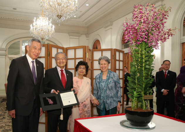 PM Lee Hsien Loong and Mrs Lee presenting the Dendrobium Mahathir Siti Hasmah to PM Mahathis and his wife.